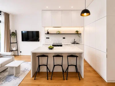 Cucina; elettrodomestici, pavimento in legno, luce naturale, stile moderno