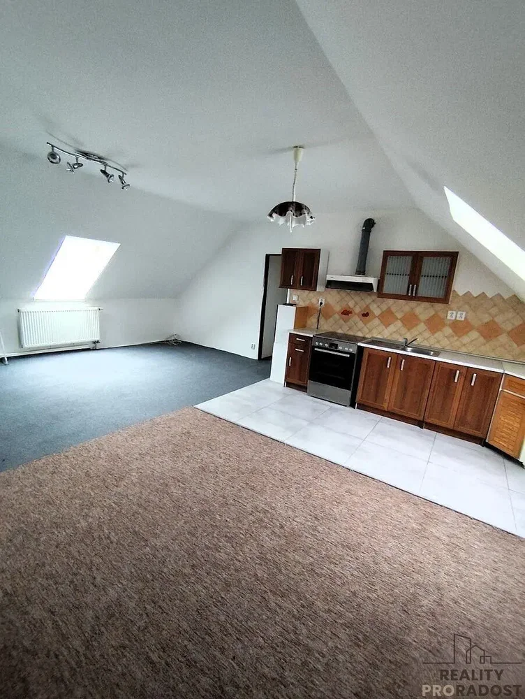 Cucina; elettrodomestici, luce naturale, pavimento in legno