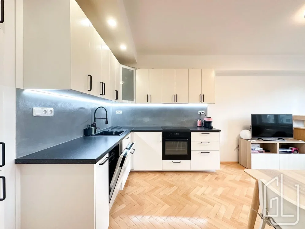 Cucina; elettrodomestici, pavimento in legno, luce naturale, ristrutturato, stile moderno