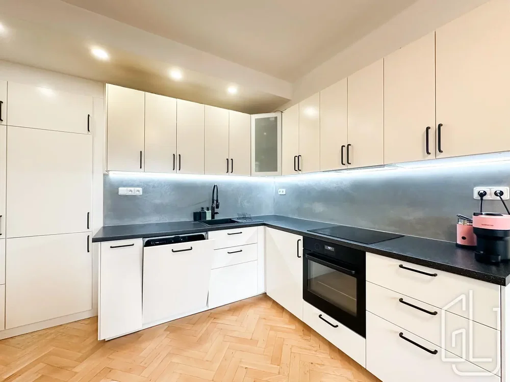 Cucina; elettrodomestici, pavimento in legno, ristrutturato, luce naturale