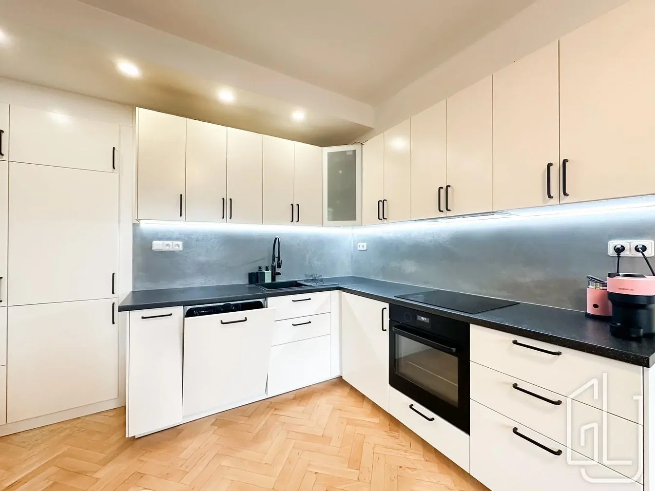 Cucina; elettrodomestici, pavimento in legno, ristrutturato, luce naturale