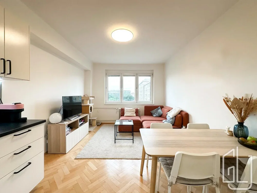 Soggiorno; pavimento in legno, luce naturale, stile moderno