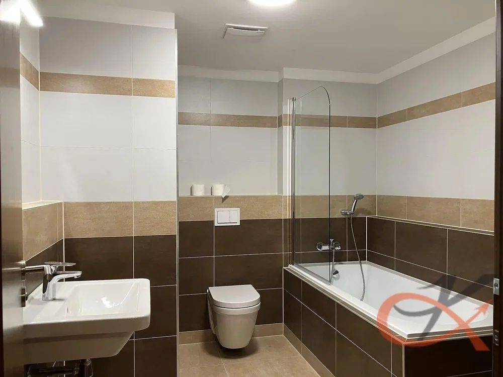 Купатило; плочице, реновиран, природно светло