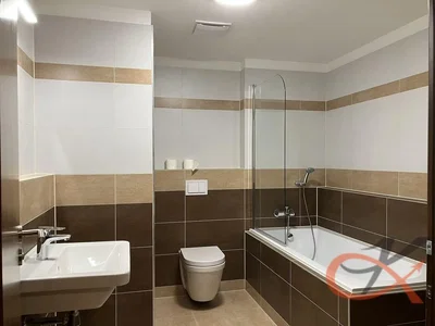 Купатило; плочице, реновиран, природно светло