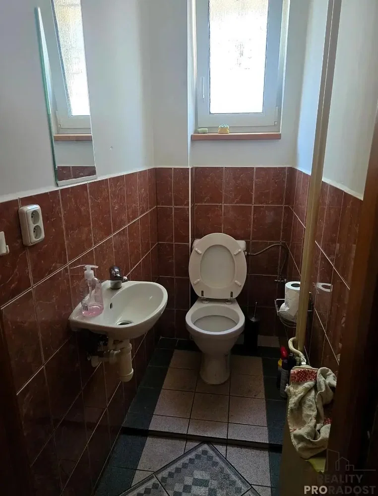 Toilette; pavimento in piastrelle, necessita ristrutturazione