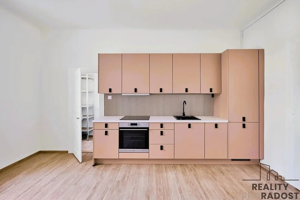 Cucina; elettrodomestici, pavimento in legno, luce naturale