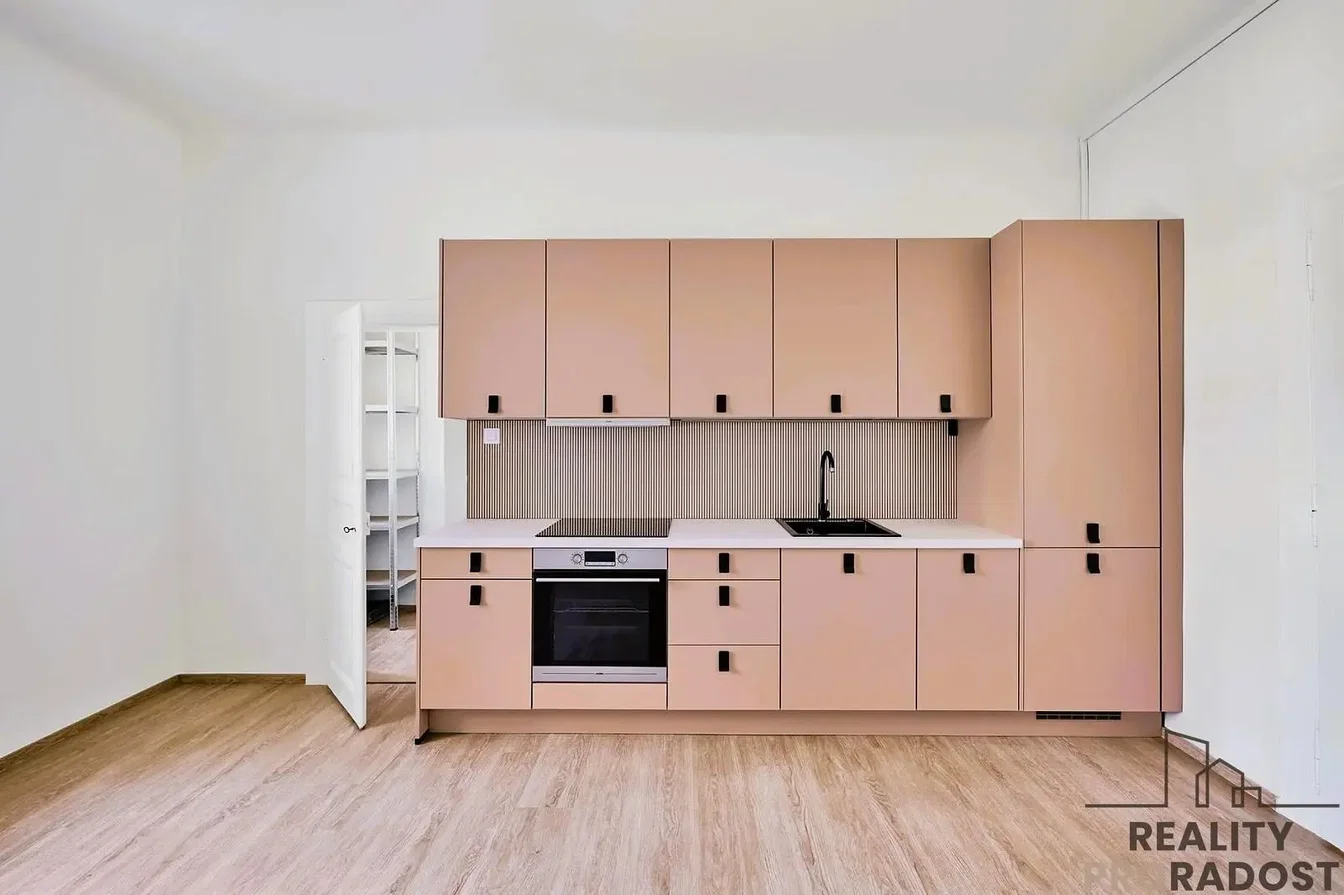 Cucina; elettrodomestici, pavimento in legno, luce naturale