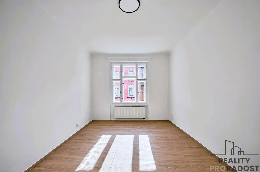 Altro; pavimento in legno, luce naturale