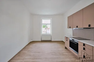 Cucina; elettrodomestici, pavimento in legno, ristrutturato, luce naturale