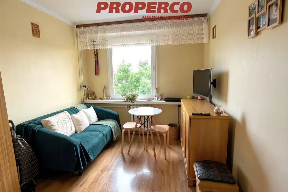 Living room; wood floor, natural light, modern style