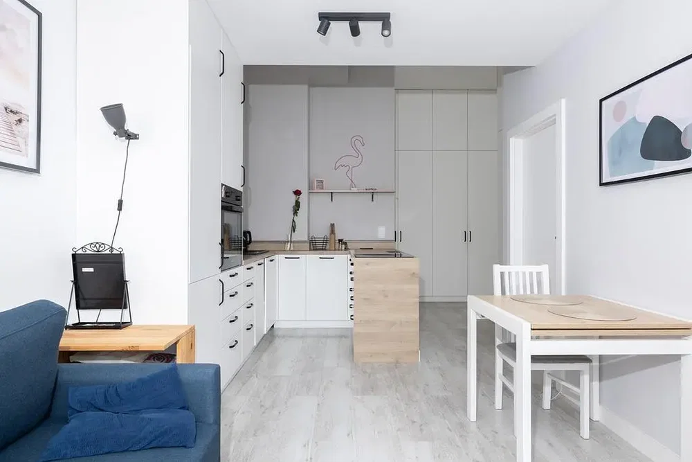 Woonkamer; keukenapparatuur, houten vloer, natuurlijk licht, moderne stijl