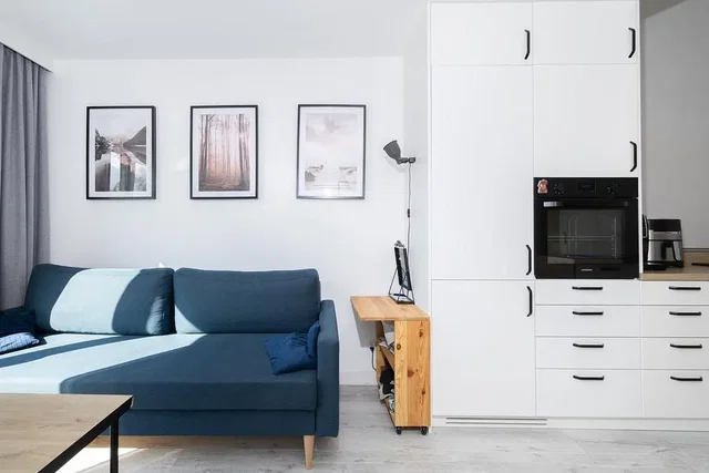Soggiorno; elettrodomestici, pavimento in piastrelle, luce naturale, stile moderno