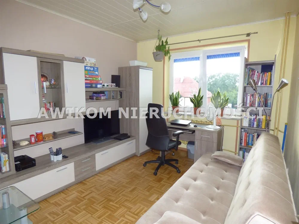 Salon; parquet, lumière naturelle, style moderne