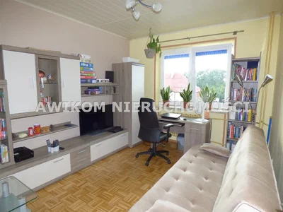 Salon; parquet, lumière naturelle, style moderne