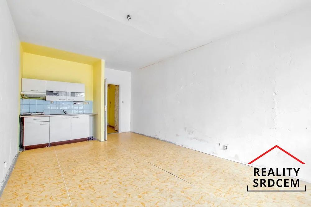Kuhinja; pločice, potrebna renovacija