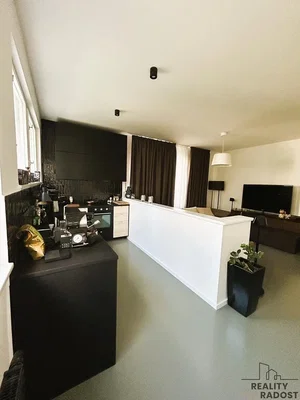 Cucina; elettrodomestici, luce naturale, pavimento in piastrelle
