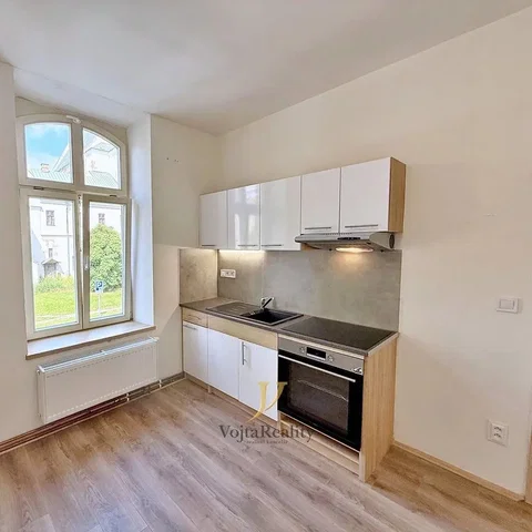 Kuchnia; sprzęt kuchenny, podłoga drewniana, światło dzienne, wyremontowany