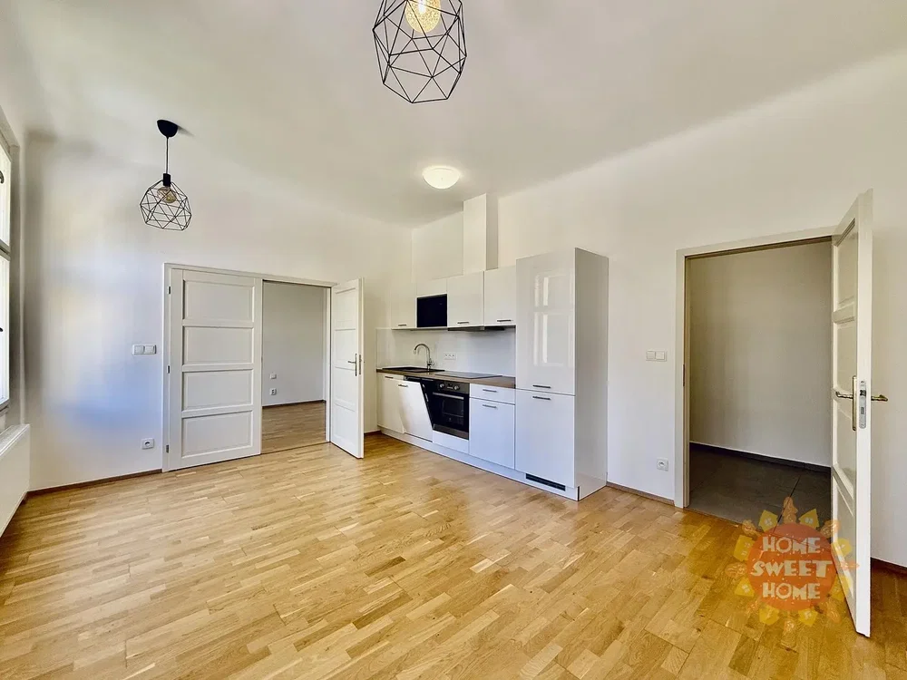 Cucina; pavimento in legno, elettrodomestici, luce naturale