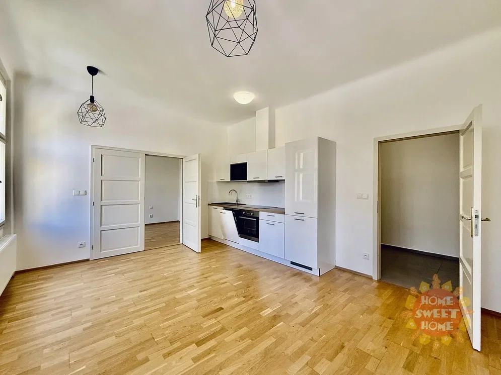 Cucina; pavimento in legno, elettrodomestici, luce naturale