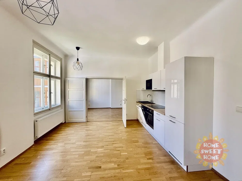 Cucina; elettrodomestici, pavimento in legno, luce naturale