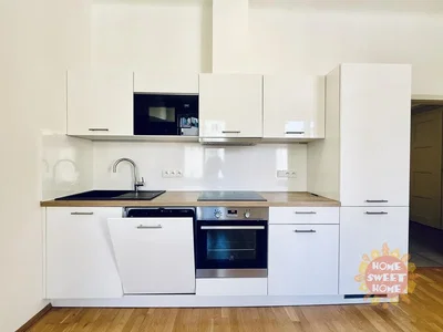 Cucina; elettrodomestici, pavimento in legno, ristrutturato, luce naturale