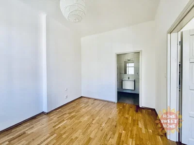 Camera da letto; pavimento in legno, luce naturale