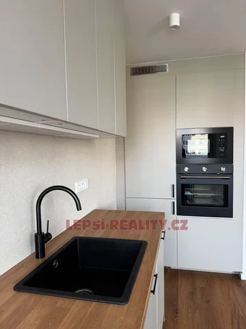 مطبخ; أجهزة المطبخ, مجدد, أرضية خشبية, ضوء طبيعي