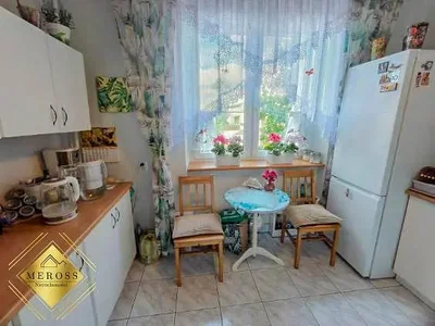 مطبخ; أرضية من البلاط, أجهزة المطبخ, ضوء طبيعي