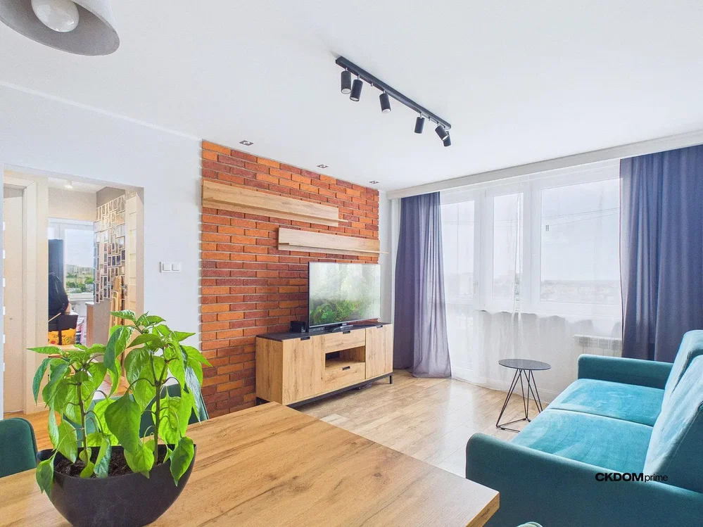 Obývací pokoj; přirozené světlo, dřevěná podlaha, moderní styl