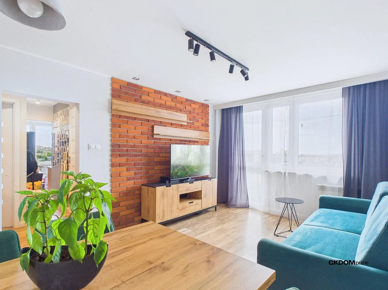 Obývací pokoj; přirozené světlo, dřevěná podlaha, moderní styl