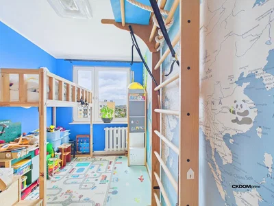 Dětský pokoj; dřevěná podlaha, přirozené světlo, moderní styl