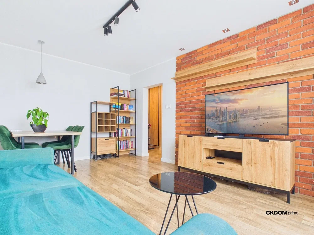Obývací pokoj; dřevěná podlaha, přirozené světlo, moderní styl