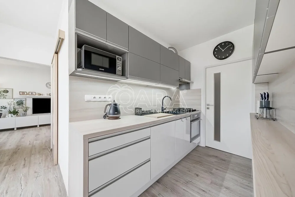 Küche; küchengeräte, holzboden, tageslicht, moderner stil, renoviert