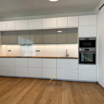 Küche; küchengeräte, holzboden, tageslicht, renoviert