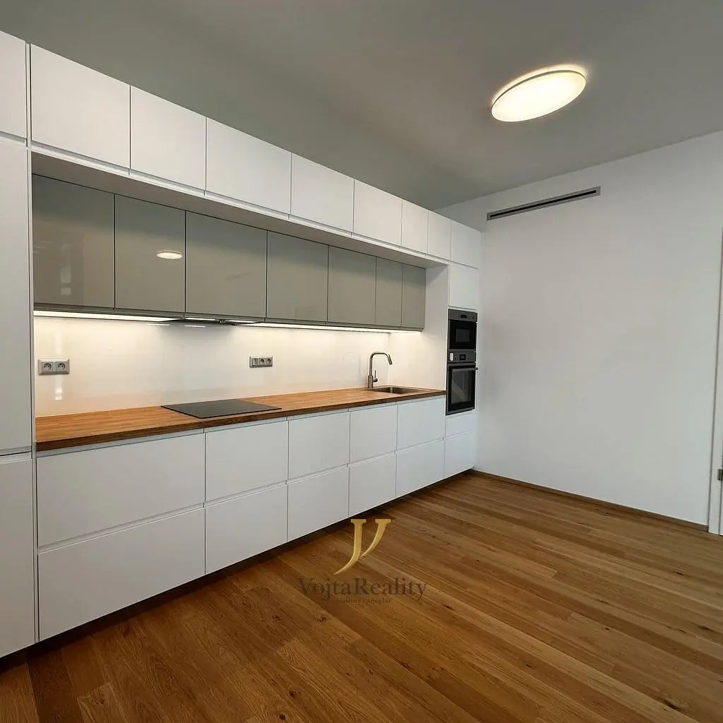 Küche; küchengeräte, holzboden, tageslicht, renoviert