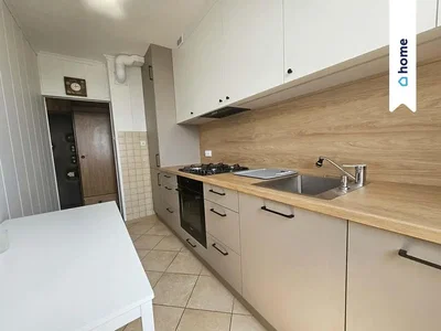Keuken; keukenapparatuur, tegelvloer