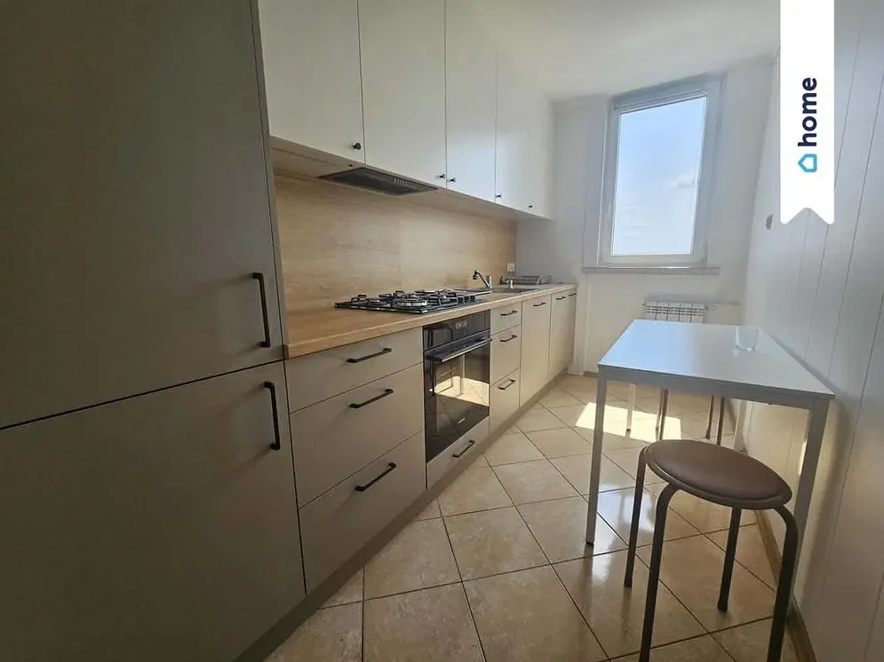 Keuken; tegelvloer, keukenapparatuur, natuurlijk licht