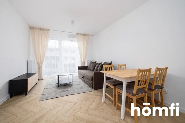 Oturma odası; ahşap zemin, doğal ışık, modern stil