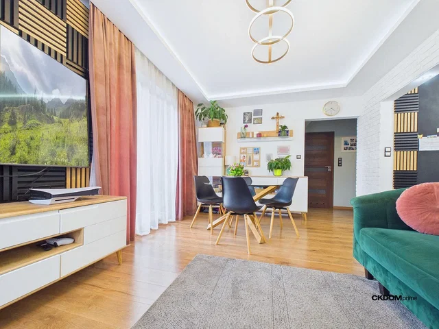 Living room; wood floor, natural light, modern style