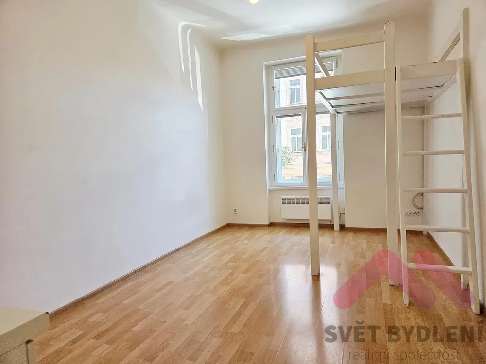 Schlafzimmer; holzboden, tageslicht