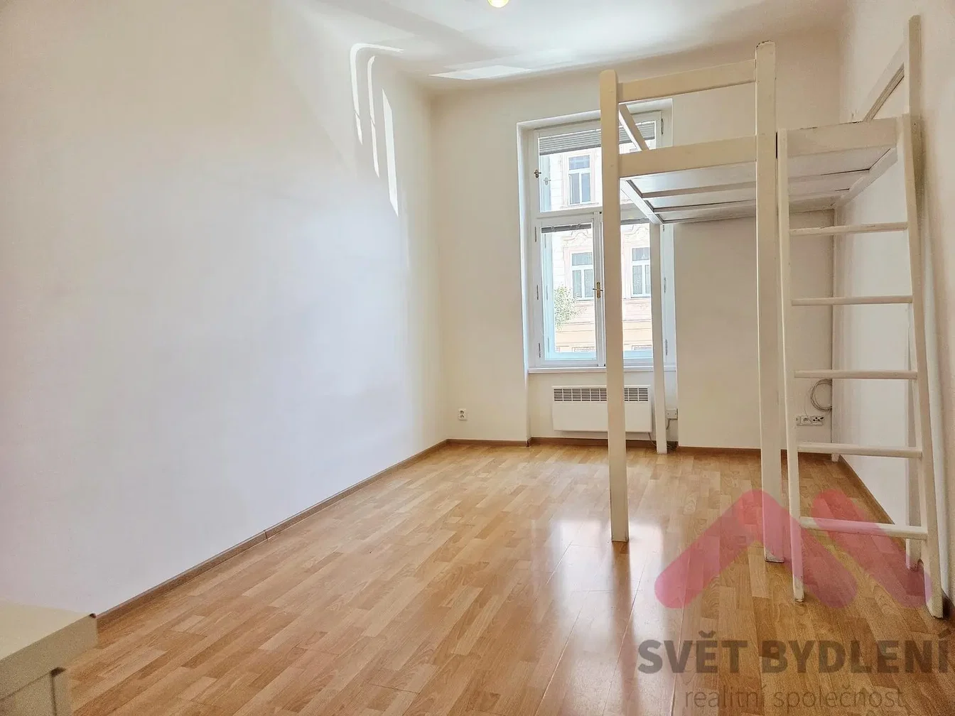 Schlafzimmer; holzboden, tageslicht