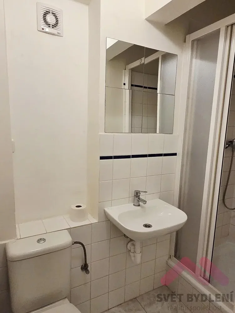 Toilette; fliesenboden, renovierungsbedürftig