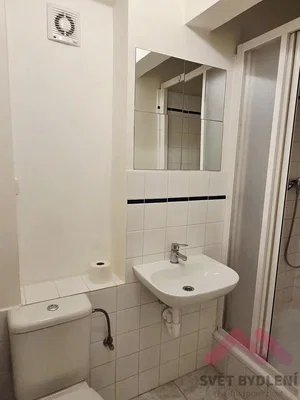 Toilette; fliesenboden, renovierungsbedürftig