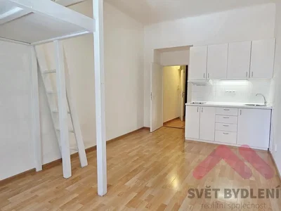 Küche; küchengeräte, holzboden, tageslicht