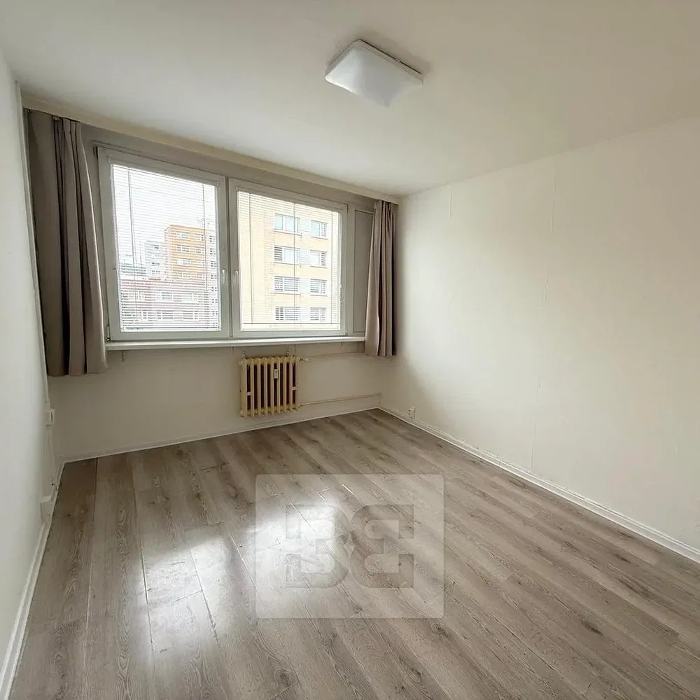 Schlafzimmer; tageslicht, holzboden
