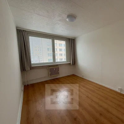 Schlafzimmer; holzboden, tageslicht