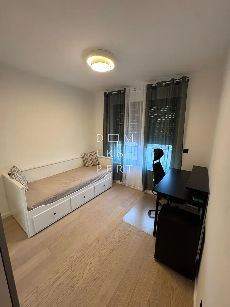 Kinderzimmer; holzboden, tageslicht