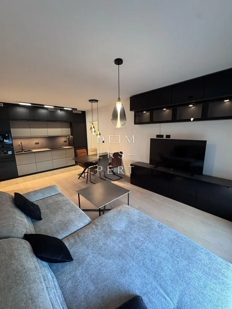 Wohnzimmer; küchengeräte, holzboden, tageslicht, moderner stil