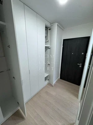 Garderobe; holzboden, renoviert, tageslicht