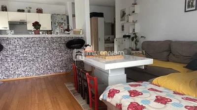 Living room; wood floor, natural light, modern style